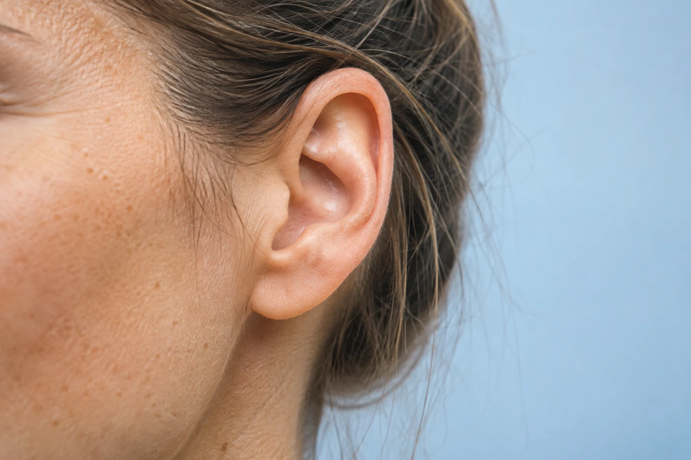 Dettaglio realistico del padiglione auricolare