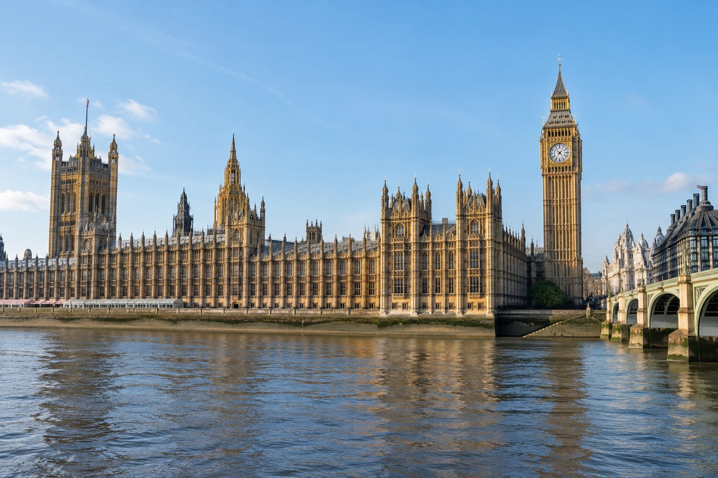 Palazzo di Westminster visto dal Tamigi